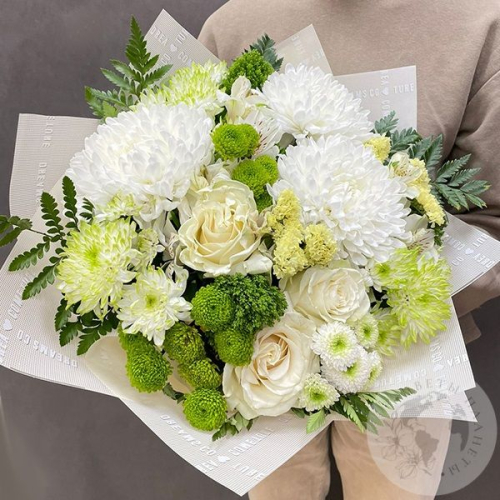 Букет из 3 белых роз, хризантем и альстромерий в магазине Цветы Планеты