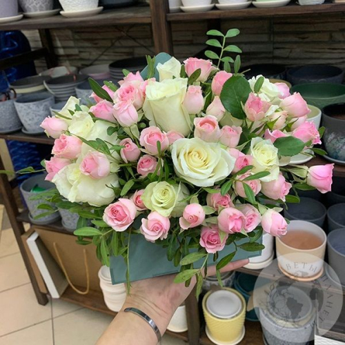 Композиция из роз в ящике "Красота" в магазине Цветы Планеты