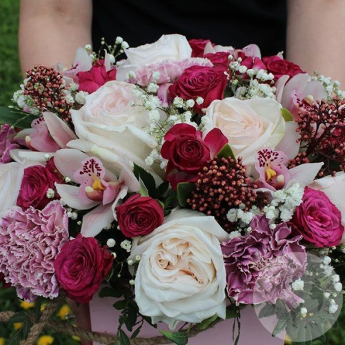 Композиция из роз, орхидей и гвоздик в ящике в магазине Цветы Планеты