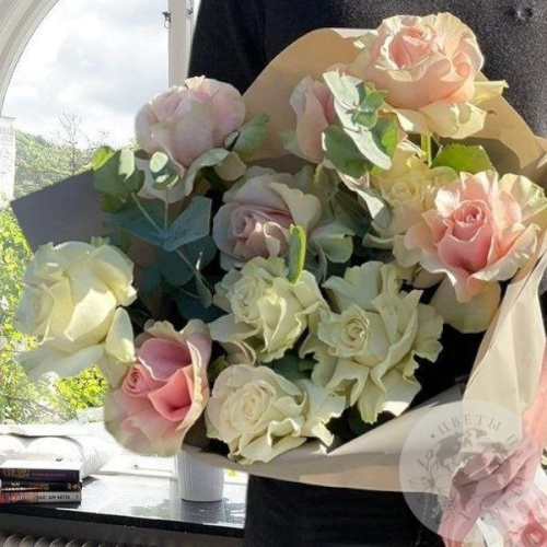 11 розовых и белых роз с эвкалиптом в магазине Цветы Планеты