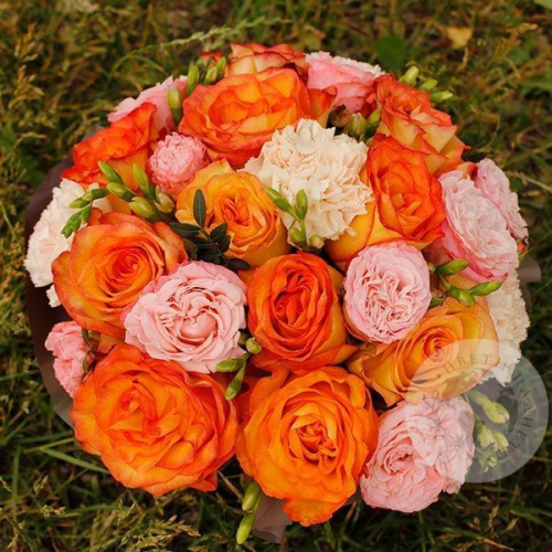 Композиция из роз, гвоздик в коробке в магазине Цветы Планеты