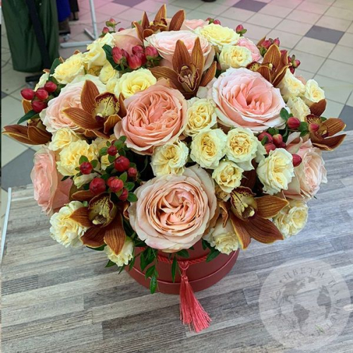 Букет из роз и орхидеи в коробке "Яркость" в магазине Цветы Планеты