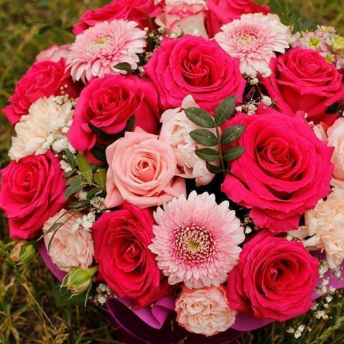 Композиция из роз, пионов и гербер в коробке в магазине Цветы Планеты