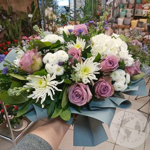 Букет из роз, гортензии и хризантемы