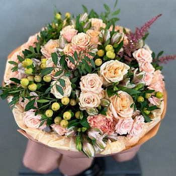 Кремовый букет с кустовой розой и астильбой