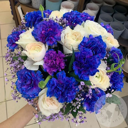 Букет из роз, гвоздики, гипсофилы  в ящике "Необычный" в магазине Цветы Планеты