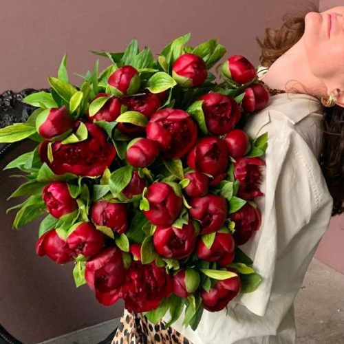 47 пионов бордовых в магазине Цветы Планеты