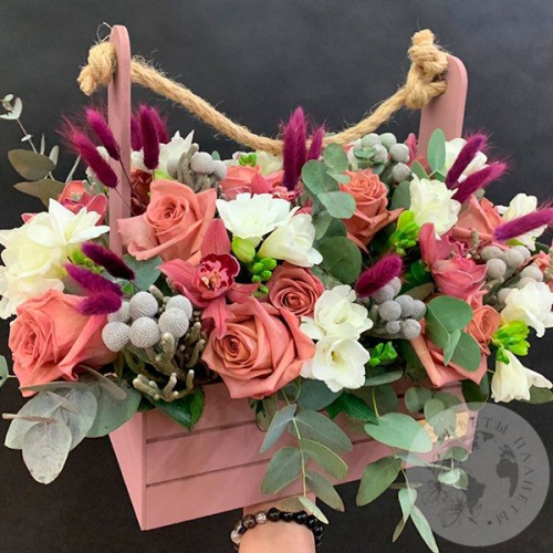 Композиция из роз и орхидей в ящике в магазине Цветы Планеты