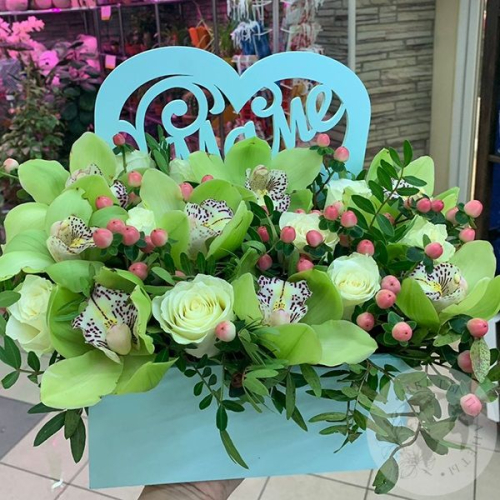 Композиция цветов роз и орхидей в ящике "Маме" в магазине Цветы Планеты