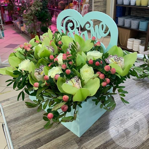 Композиция цветов роз и орхидей в ящике "Маме" в магазине Цветы Планеты