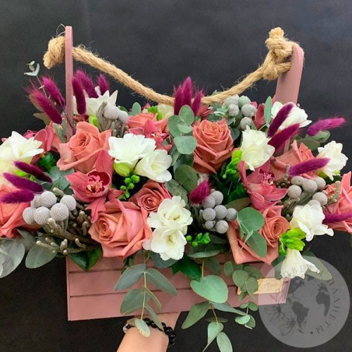 Композиция из роз и орхидей в ящике в магазине Цветы Планеты