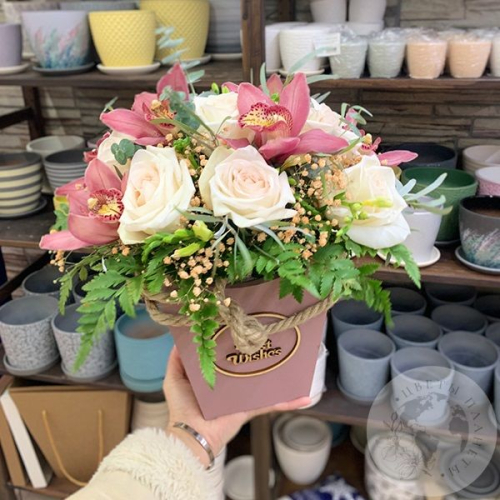 Ящик с розой, орхидеей и папоротником в магазине Цветы Планеты