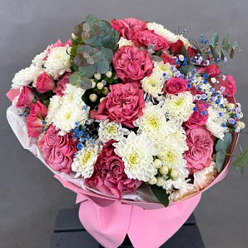 Букет из роз и гипсофилы крашенной