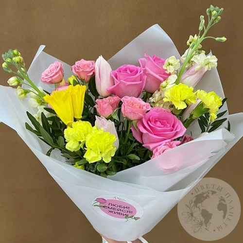 Букет из роз и кустовых гвоздик в магазине Цветы Планеты