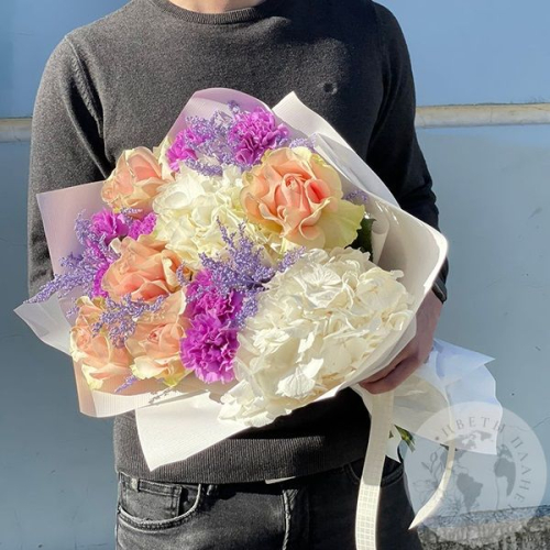 Букет из роз и гвоздик, гортензий, солидаго