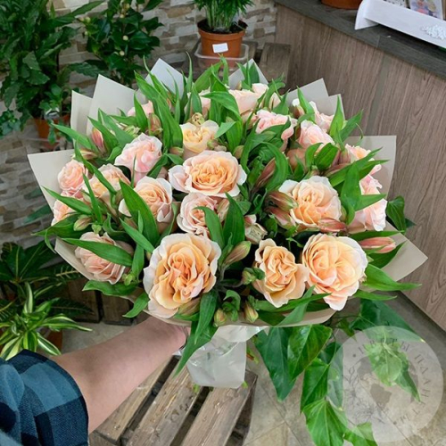 Букет из роз и альстромерий "Тебе" в магазине Цветы Планеты