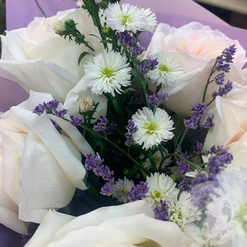 Букет из роз, астера и лимониума в магазине Цветы Планеты