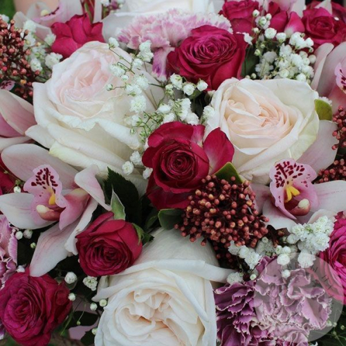 Композиция из роз, орхидей и гвоздик в ящике в магазине Цветы Планеты