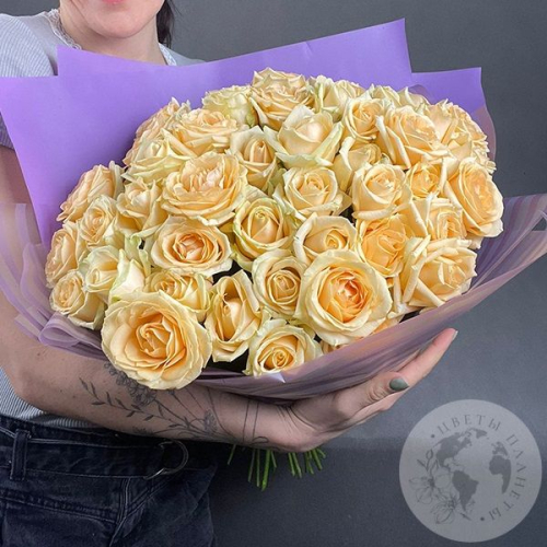 35 роз кремовых 60 см. в магазине Цветы Планеты
