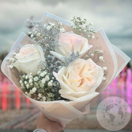 Букет из роз и гипсофилы "Мгновения радости" в магазине Цветы Планеты