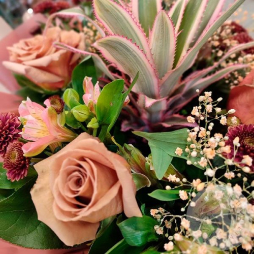 Букет из роз, альстромерии, сантини и ананаса в магазине Цветы Планеты