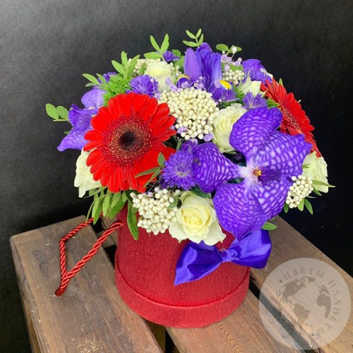 Композиция из роз, гербер, ириса в коробке "Вивьен"