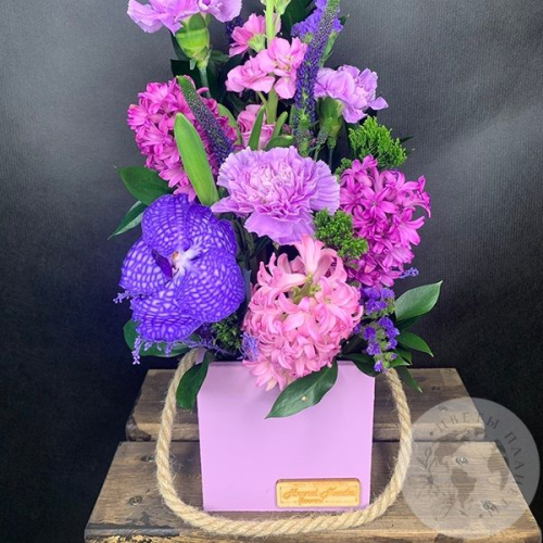 Композиция в ящике из маттиолы, вероники и лунной гвоздики