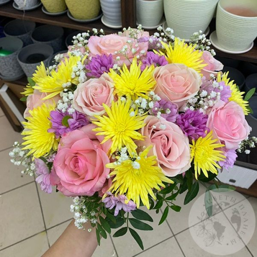 Композиция из розы, хризантемы,гипсофилы в коробке "Яркая" в магазине Цветы Планеты