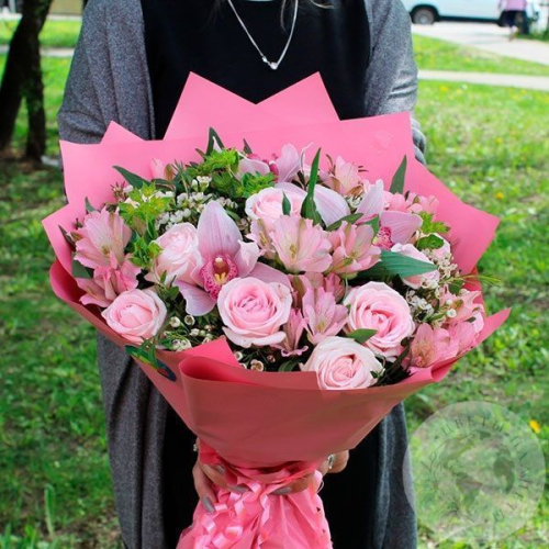 Букет из роз и альстромерий в магазине Цветы Планеты