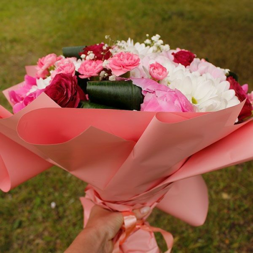 Букет из роз, пионов, хризантем и гортензий в магазине Цветы Планеты