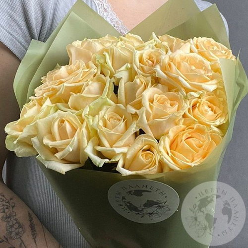 17 роз кремовых 60 см. в магазине Цветы Планеты
