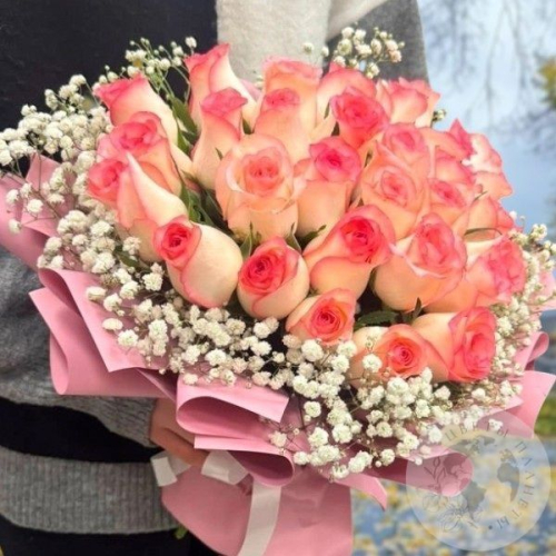 Букет из гипсофил и роз в магазине Цветы Планеты