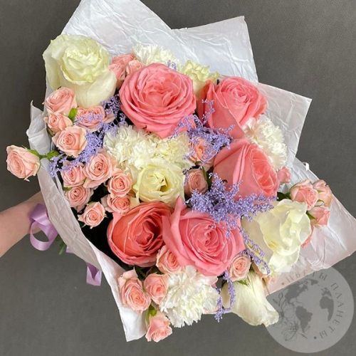 Пурпурный букет из роз и гвоздик в магазине Цветы Планеты