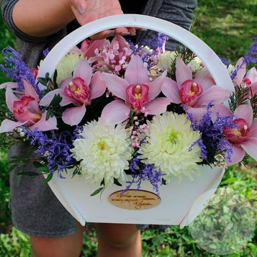 Композиция их орхидей и хризантем в ящике в магазине Цветы Планеты