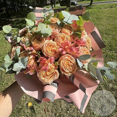 Букет из роз, альстромерий и эвкалипта в магазине Цветы Планеты