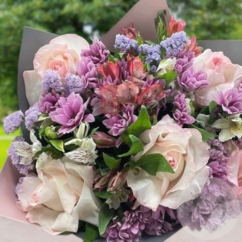 Букет вывернутых роз, хризантем, альстромерий в магазине Цветы Планеты