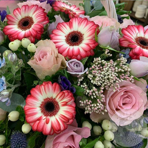 Композиция из роз, герберы, эвкалипта в корзине "Внимание"