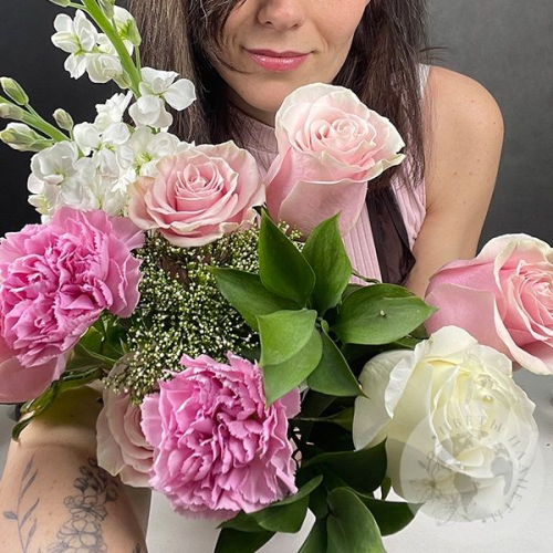 Букет из роз и маттиолы "Улыбка" в магазине Цветы Планеты