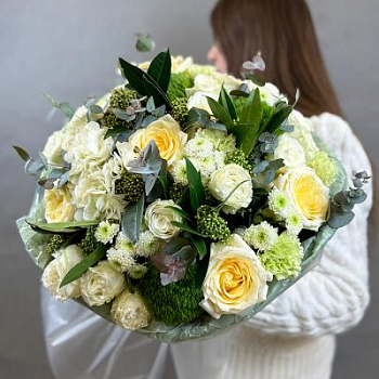 Букет из гортензий, гвоздик и роз