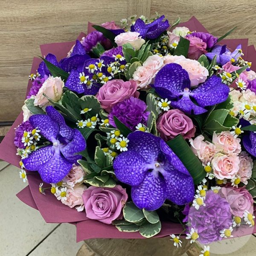 Букет из роз, танацетума, ванды "Фиолетовый"