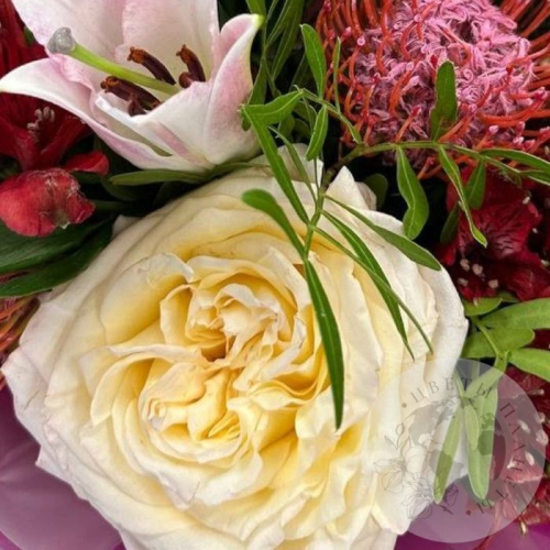 Букет из лилий, роз и фисташки в магазине Цветы Планеты