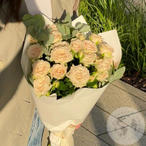 Букет из 9 кустовых розовых роз и эвкалипта "На свидание" в магазине Цветы Планеты