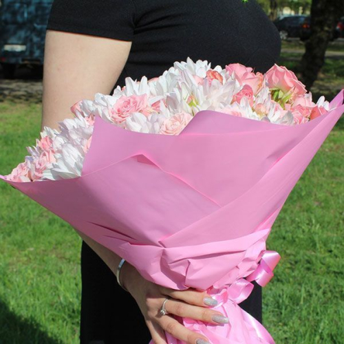 Букет из роз и хризантем "Светлый" в магазине Цветы Планеты