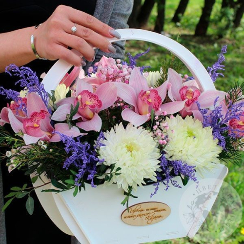 Композиция их орхидей и хризантем в ящике в магазине Цветы Планеты