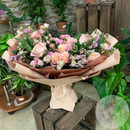 Букет из роз, альстромерий и гвоздик "Встречая радость" в магазине Цветы Планеты