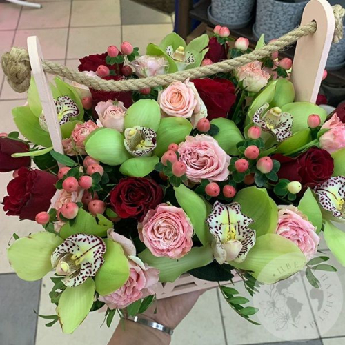 Композиция роз и орхидей в ящике "Маме" в магазине Цветы Планеты