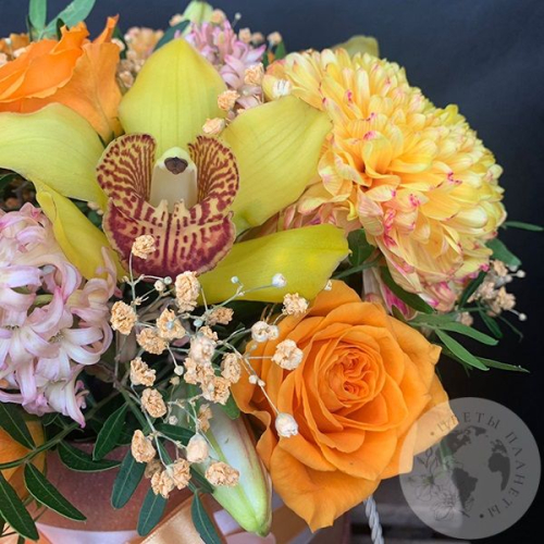 Композиция роз, хризантем, орхидеи в коробке на любое торжество в магазине Цветы Планеты