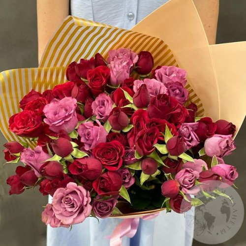 11 красных и розовых роз в магазине Цветы Планеты