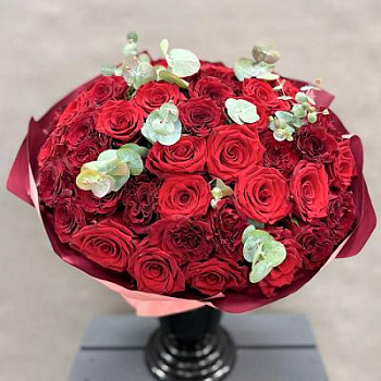 Букет из красных роз Эквадор с эвкалиптом 25 шт. 70 см.