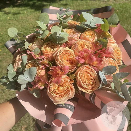 Букет из роз, альстромерий и эвкалипта в магазине Цветы Планеты